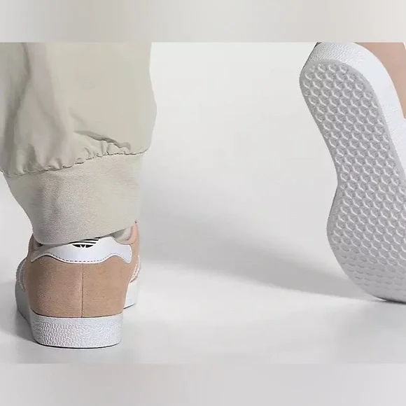 adidas Originals Women's Gazelle Shoes tan Size 9.5 - Picture 2 of 7